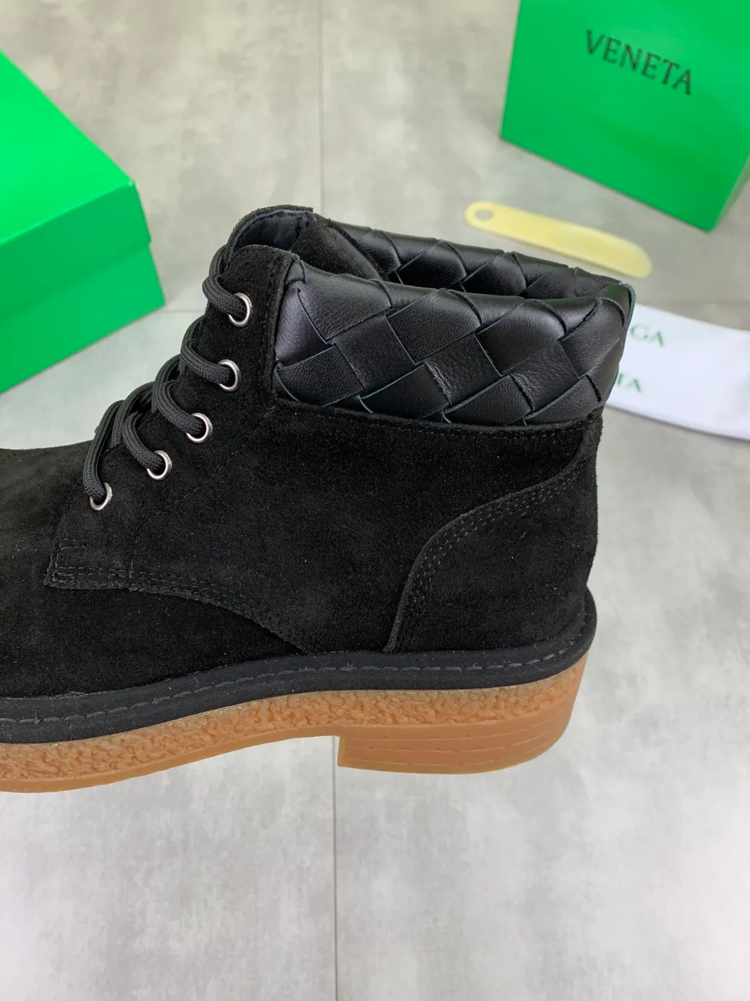 Men's men's shoes 💰P740 New model 💰 Top quality (beef tendon outsole series) 💎💎💎 BOTTEGA VENETA official website synchronizes the latest model, top version of the market's highest version of BV business leather shoes, accept material comparison, shoe type comparison, process comparison, practical and texture, versatile, suitable for any occasion, the more you look at it, the more flavorful it becomes. Pure hand-woven craftsmanship - upper material, imported original hand-woven calfskin - high-quality water-dyed sheepskin lining - original private model customized beef tendon outsole -Size: female 35-39 (34 40 customized) male 39-44 (38 45 customized) Comes with original BV green box, complete packaging.